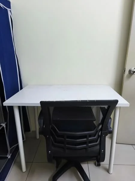Study features: white desk, black ergonomic office chair, neutral wall colour, tile flooring, door, corner space; style: modern.