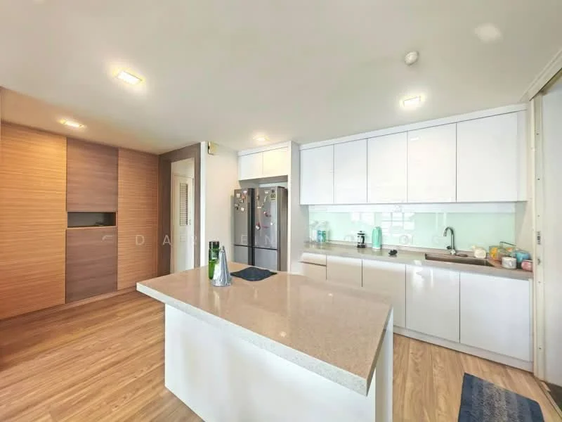 Kitchen features: white cabinetry with flat-panel doors, grey quartz countertop, stainless-steel fridge, built-in oven, stainless-steel dishwasher, single-bowl stainless-steel sink, chrome pull-down faucet, glass backsplash, wooden flooring, recessed downlights, open shelving, kitchen island with seating; style: modern.