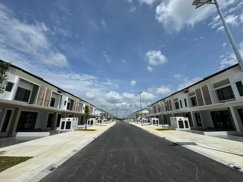 Exterior type: linked terrace house; features: two-storey houses, modern facade with white and wood accents, paved driveway, street lighting, manicured landscaping, wide road, clear blue sky, clouds, front yards with grass, sidewalks; style: modern.
