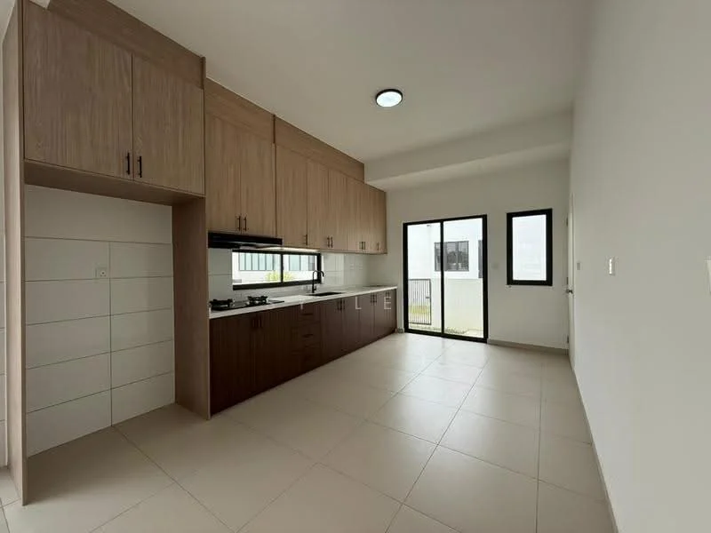 Kitchen features: light wood cabinetry, dark wood lower cabinets, white tiled backsplash, stainless-steel gas hob, single-bowl stainless-steel sink, chrome pull-down faucet, countertop with light surface, floor-to-ceiling windows, sliding glass door, neutral tile flooring, recessed ceiling lights; style: modern; view: garden.