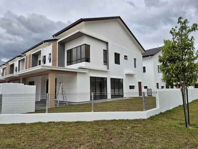 Exterior type: linked terrace house; features: white painted facade, flat roof, two-storey building, large windows, manicured lawn, fenced yard, concrete walkway, modern architectural design; style: modern.