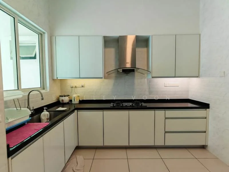 Kitchen features: white cabinetry with flat-panel doors, black granite countertop, stainless-steel range hood, 4-burner gas hob, single-bowl stainless-steel sink, window above sink, white tiled backsplash, cream-colored walls, tile flooring, pink dish mat; style: modern.