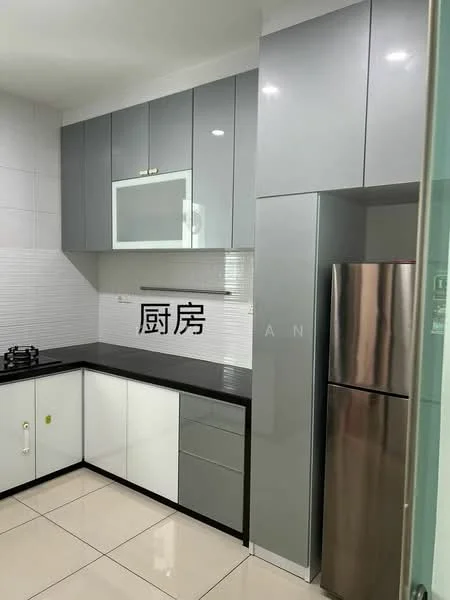 Kitchen features: grey upper cabinets, white lower cabinets, black countertop, stainless-steel fridge, built-in gas stove, white tiled backsplash, glossy cabinet finish, floor tiles, kitchen signage in Chinese characters; style: modern.