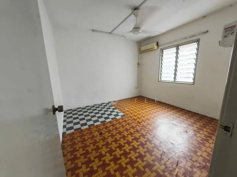 Room features: checkered tile flooring in black and white, parquet wood flooring, white painted walls, 1 wall-mounted split AC, 1 ceiling fan, sliding windows with horizontal slats, door with knob.