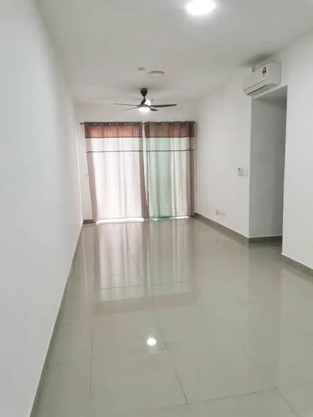 Living features: white painted walls, glossy ceramic tile flooring, 5-blade ceiling fan with light, wall-mounted split AC, floor-to-ceiling windows with sheer curtains, recessed downlights; style: modern.
