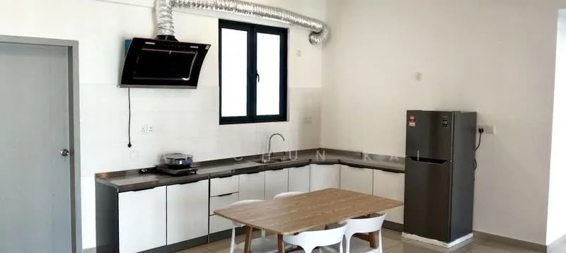 Kitchen features: white shaker cabinets, grey countertop, stainless-steel fridge, built-in oven, 4-burner gas hob, stainless-steel range hood, single-bowl stainless-steel sink, window with black frame, dining table with wooden surface, white plastic chairs, tile flooring, exposed ducting, recessed lighting; style: modern.