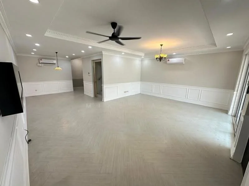 Living features: light grey painted walls, white wainscoting, herringbone patterned flooring, 5-blade ceiling fan with light, recessed LED downlights, chandelier, wall-mounted TV, 2 wall-mounted split AC units, large windows with sheer curtains, open layout, decorative crown moulding; style: modern.