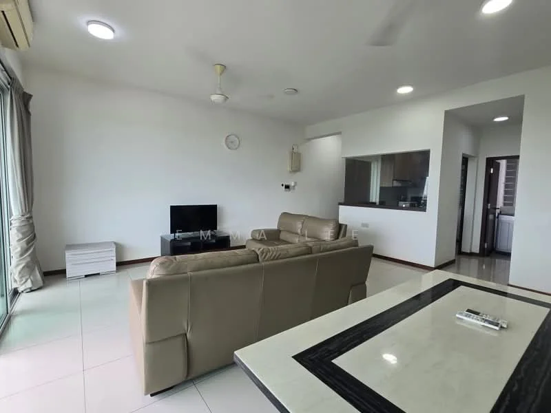 Living features: 3-seater leather sofa in beige, coffee table with marble top, wall-mounted TV, ceiling fan, recessed downlights, floor-to-ceiling windows, light-colored tiled flooring, white painted walls, decorative wall clock, open kitchen view, air conditioning unit; style: modern.
