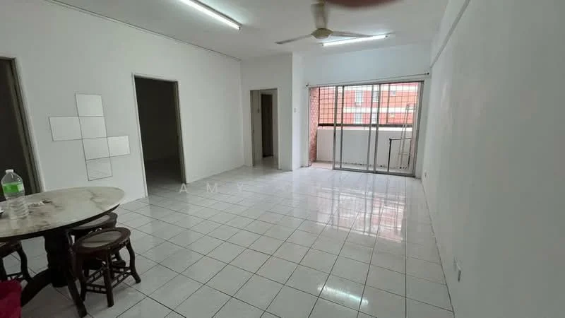 Living features: white painted walls, glossy white tile flooring, ceiling fan, sliding glass door, floor-to-ceiling windows, natural light, dining table with marble top, wooden stools.