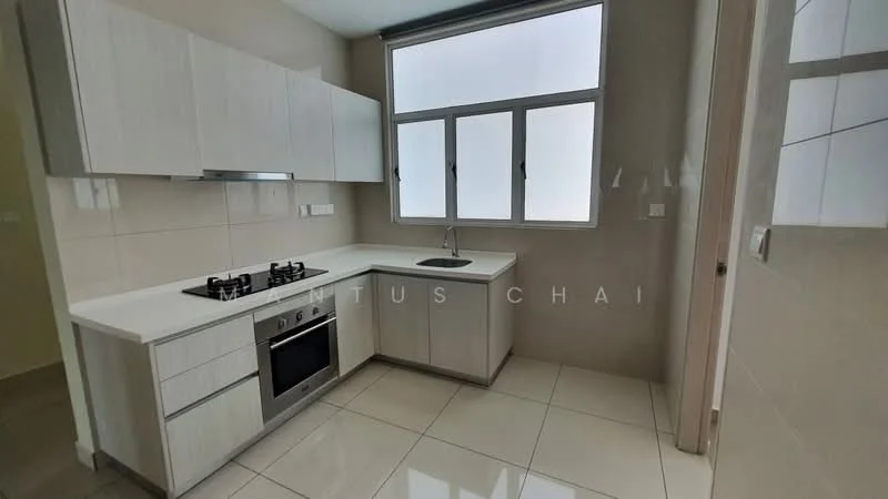 Kitchen features: white cabinetry with flat-panel doors, stainless-steel built-in oven, 4-burner gas hob, single-bowl stainless-steel sink, chrome pull-down faucet, white quartz countertop, cream tiled backsplash, light-colored wall tiles, large windows providing natural light, polished ceramic tile flooring; style: modern.