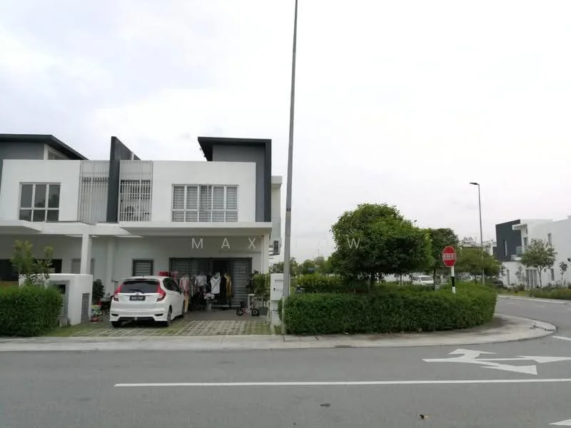 Exterior type: linked terrace house; features: white painted facade, flat roof, 2-storey building, manicured lawn, paved driveway, surrounded by greenery, street sign visible, parking space for 1 car; style: modern.