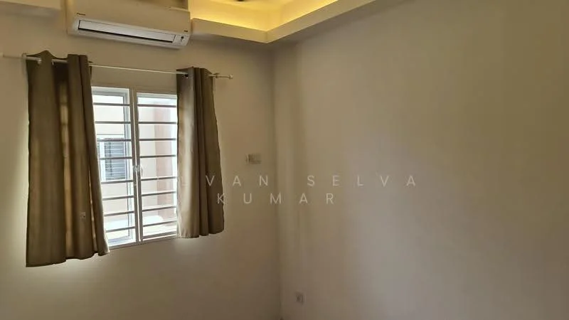 Room features: white painted walls, ceiling with recessed lighting, window with horizontal slats, curtains in beige, wall-mounted split AC.