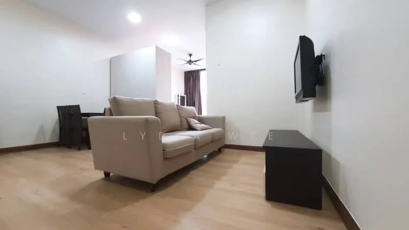 Living features: light wood flooring, white painted walls, 5-blade ceiling fan with light, sofa in beige fabric, wall-mounted TV, TV console in black, dining table visible in background, large window with natural light; style: modern.