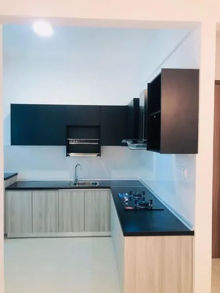 Kitchen features: black laminate countertop, light wood cabinetry, stainless-steel sink, chrome pull-down faucet, built-in gas hob, exhaust hood, white tiled backsplash, recessed ceiling lights, cream tiled flooring; style: modern.