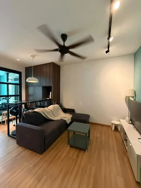 Living features: 3-seater fabric sofa in dark grey, ceiling fan with light, wooden flooring, wall-mounted TV, white TV console, decorative wall with wood paneling, green accent wall, recessed lighting, coffee table, area rug; style: modern.