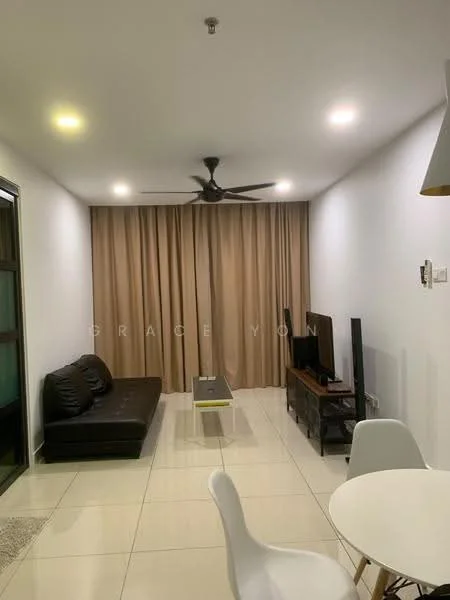 Living features: 3-seater leather sofa in black, coffee table with glass top, TV console, wall-mounted TV, ceiling fan, recessed downlights, cream painted walls, light-colored floor tiles, curtains in beige, decorative rug; style: modern.