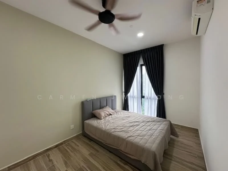 Bedroom features: queen-size bed, upholstered headboard, bedside lamps, floor-to-ceiling window, blackout curtains, wooden flooring, 1 wall-mounted split AC, ceiling fan; style: modern.
