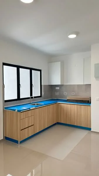 Kitchen features: L-shaped kitchen layout, blue laminate countertop, wood cabinetry with natural finish, single-bowl stainless-steel sink, chrome pull-down faucet, grey tile backsplash, built-in oven, induction hob, two floor-to-ceiling windows, recessed ceiling lights, glossy ceramic tile flooring; style: modern.