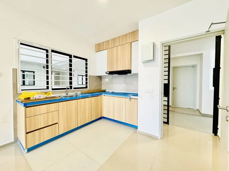 Kitchen features: L-shaped kitchen layout, wood cabinetry with light wood finish, blue countertop edging, stainless-steel sink, single-bowl sink, chrome faucet, grey tile backsplash, white walls, large windows with horizontal slats, ceramic tile flooring, recessed lighting; style: modern.