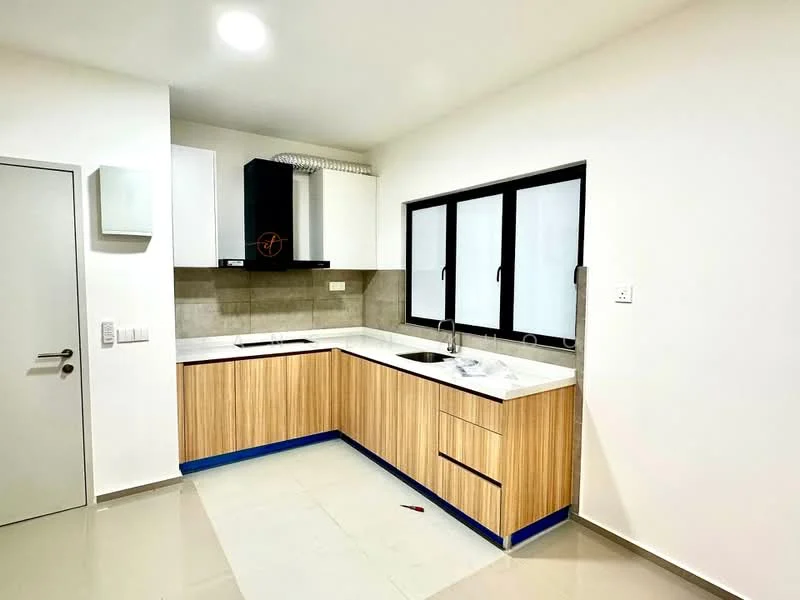 Kitchen features: L-shaped kitchen layout, white upper cabinets, wooden lower cabinets, marble countertop, stainless-steel sink, chrome pull-down faucet, built-in range hood, grey tile backsplash, two windows, recessed ceiling lights, light-colored floor tiles; style: modern.