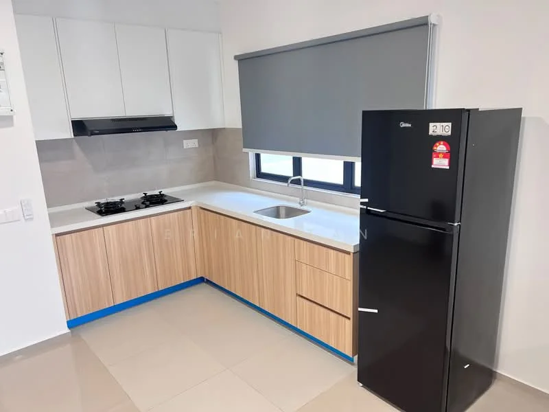 Kitchen features: white upper cabinets, wood lower cabinets, grey backsplash, stainless-steel gas hob, stainless-steel range hood, single-bowl stainless-steel sink, chrome pull-down faucet, black refrigerator, white countertop, tile flooring, roller blinds on window; style: modern.