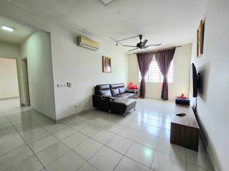 Living features: 3-seater leather sofa in dark brown, wall-mounted TV, TV console in wood, floor-to-ceiling window, sheer curtains, 5-blade ceiling fan with light, air conditioning unit, white painted walls, tile flooring; style: modern.