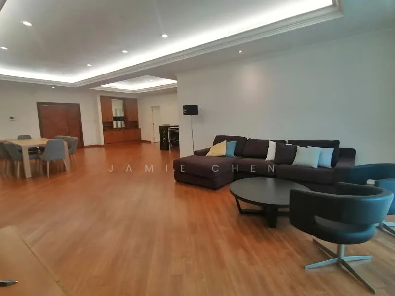 Living features: laminate flooring, white painted walls, tray ceiling with recessed lighting, L-shape sectional sofa in dark grey, coffee table, dining table with 6 chairs, wall-mounted TV, built-in cabinetry, large windows, decorative cushions; style: modern.