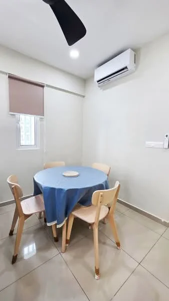 Dining features: round dining table with blue tablecloth, 4 wooden dining chairs, wall-mounted split AC, light-colored painted walls, glossy ceramic tile flooring, window with roller blinds, ceiling fan, recessed LED downlights; style: modern.