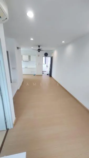 Living features: light wood laminate flooring, white painted walls, recessed downlights, 5-blade ceiling fan, open layout, large windows, sliding glass door, air conditioning unit; style: modern.