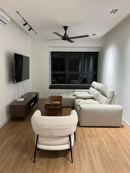 Living features: 3-seater fabric sofa in light grey, 2-seater armchair in cream, wooden coffee table, wall-mounted TV, TV console in dark wood, floor-to-ceiling window, recessed downlights, 5-blade ceiling fan, laminate flooring in light brown, white painted walls; style: modern.