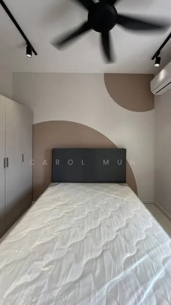 Bedroom features: queen-size bed, upholstered headboard in grey, white bedding, light grey accent wall with circular design, built-in wardrobe, ceiling fan, wall-mounted air conditioning unit, recessed lighting; style: modern.