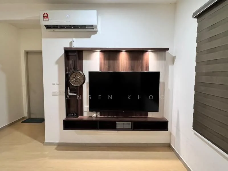 Living features: wall-mounted TV, wooden TV console, decorative wall clock, recessed lighting, air conditioning unit, light-colored walls, laminate flooring, roller blinds; style: modern.