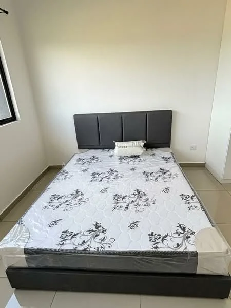 Bedroom features: king-size bed, upholstered headboard in grey, white mattress with floral pattern, decorative pillow, tiled flooring, white painted walls, window with natural light, built-in wardrobe; style: modern.