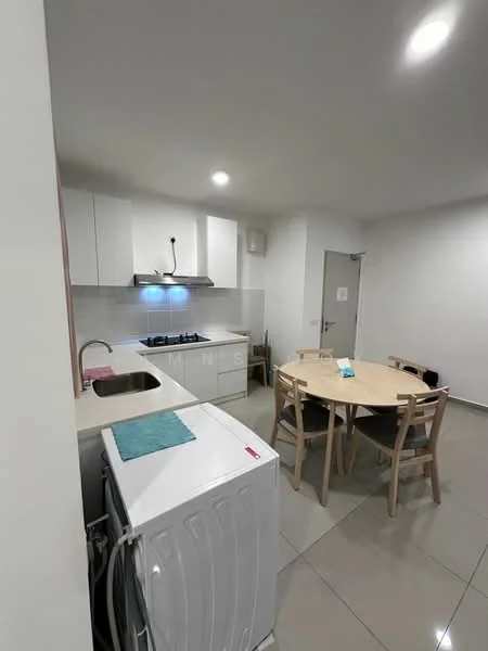 Kitchen features: white cabinetry, stainless-steel sink, chrome pull-down faucet, built-in oven, 4-burner gas hob, stainless-steel range hood, white tiled backsplash, washing machine, dining table with four chairs, grey tiled flooring, recessed downlights; style: modern.