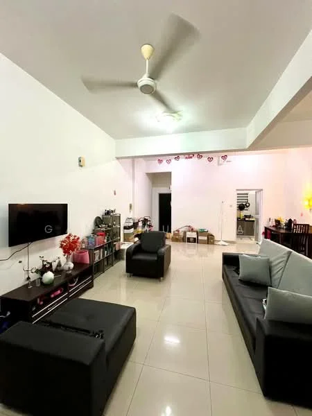 Living features: white painted walls, polished ceramic tile flooring, 5-blade ceiling fan, sofa in black leather, 2-seater black leather sofa, TV console in dark wood, wall-mounted TV, decorative plants, shelves with decorative items, dining area visible in background, light fixtures on ceiling; style: modern.