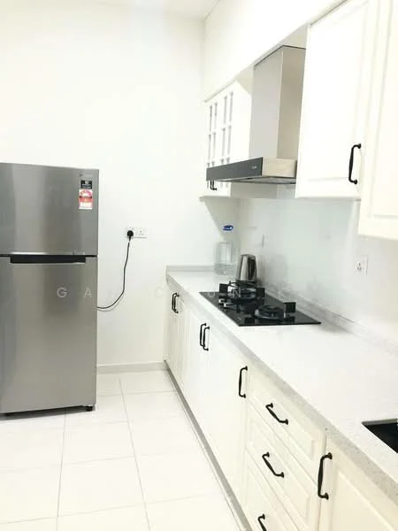 Kitchen features: white shaker cabinets, stainless-steel fridge, built-in gas stove, stainless-steel range hood, white quartz countertop, white tiled backsplash, single-bowl stainless-steel sink, black faucet, wall-mounted electrical outlet, under-cabinet lighting, ceramic tile flooring, black cabinet handles; style: modern.
