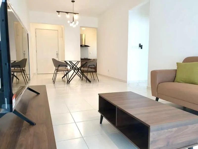 Living features: light-coloured walls, white tiled flooring, 3-seater fabric sofa in beige, green decorative cushion, wooden coffee table, TV console, wall-mounted TV, pendant light fixture, dining table with 4 chairs, floor-to-ceiling mirror, open layout, natural light from windows; style: modern.
