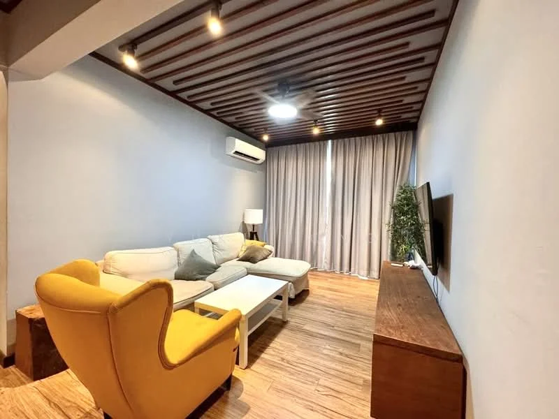 Living features: 3-seater fabric sofa in white, yellow accent armchair, wooden coffee table, wooden TV console, wall-mounted TV, floor-to-ceiling curtains, recessed downlights, 1 wall-mounted split AC, wooden flooring, exposed wooden ceiling beams; style: modern.