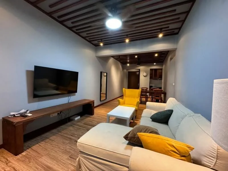 Living features: 3-seater fabric sofa in cream, yellow accent chair, wooden coffee table, wall-mounted TV, TV console in wood, recessed downlights, ceiling fan with light, wooden flooring, blue painted walls, wooden ceiling with beams, dining area visible in background, mirror on wall; style: modern.