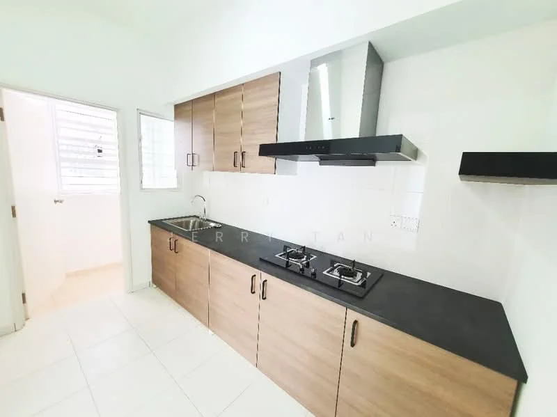 Kitchen features: wood cabinetry in light brown, black countertop, stainless-steel sink, chrome pull-down faucet, built-in gas hob with two burners, exhaust hood, white tiled backsplash, white walls, ceramic tile flooring, window with horizontal slats; style: modern.