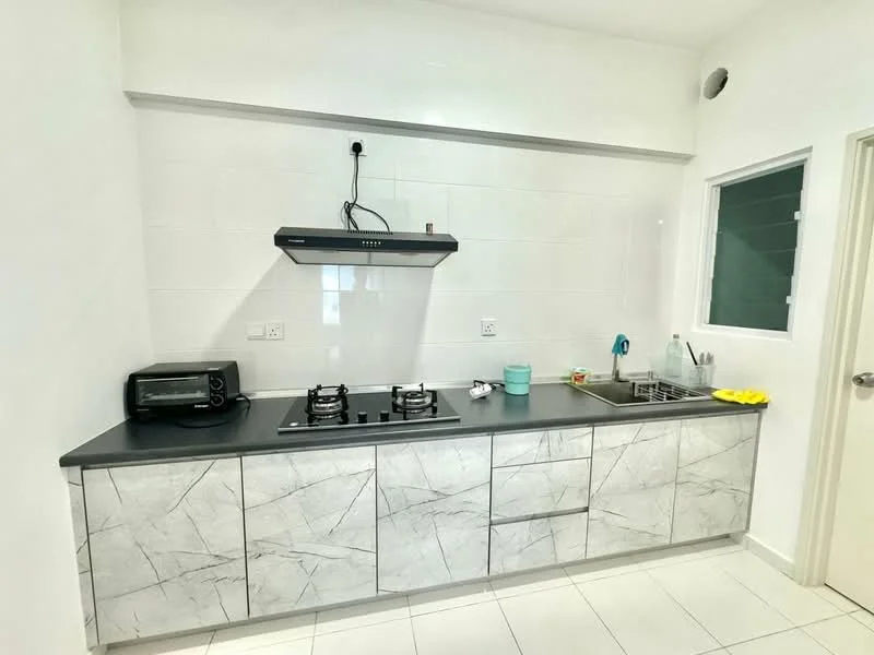Kitchen features: grey marble-patterned cabinetry, black countertop, built-in gas hob, stainless-steel range hood, microwave oven, single-bowl stainless-steel sink, window with glass pane, white tiled walls, white tiled flooring; style: modern.