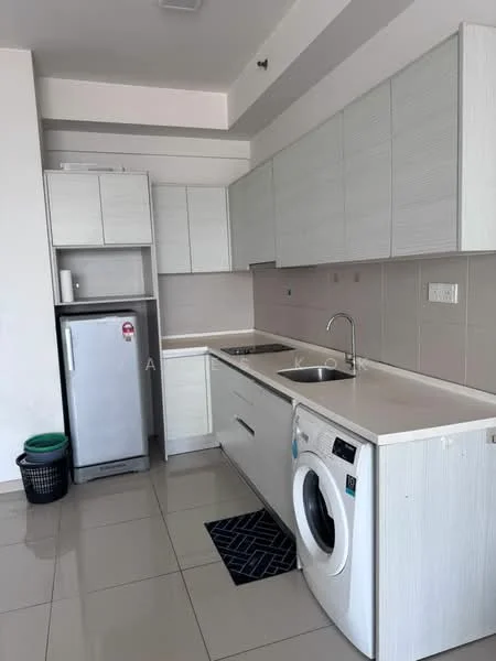 Kitchen features: white cabinetry, stainless-steel fridge, built-in oven, 4-burner gas hob, single-bowl stainless-steel sink, chrome pull-down faucet, white countertop, ceramic tile backsplash, washing machine, grey floor tiles, black mat; style: modern.