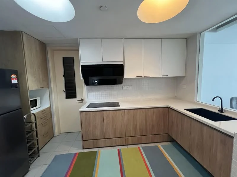 Kitchen features: L-shaped kitchen layout, white upper cabinets, wooden lower cabinets, black built-in oven, black cooktop, single-bowl stainless-steel sink, chrome pull-down faucet, white quartz countertop, white tiled backsplash, microwave, stainless-steel fridge, colorful area rug with stripes, recessed ceiling lights; style: modern.