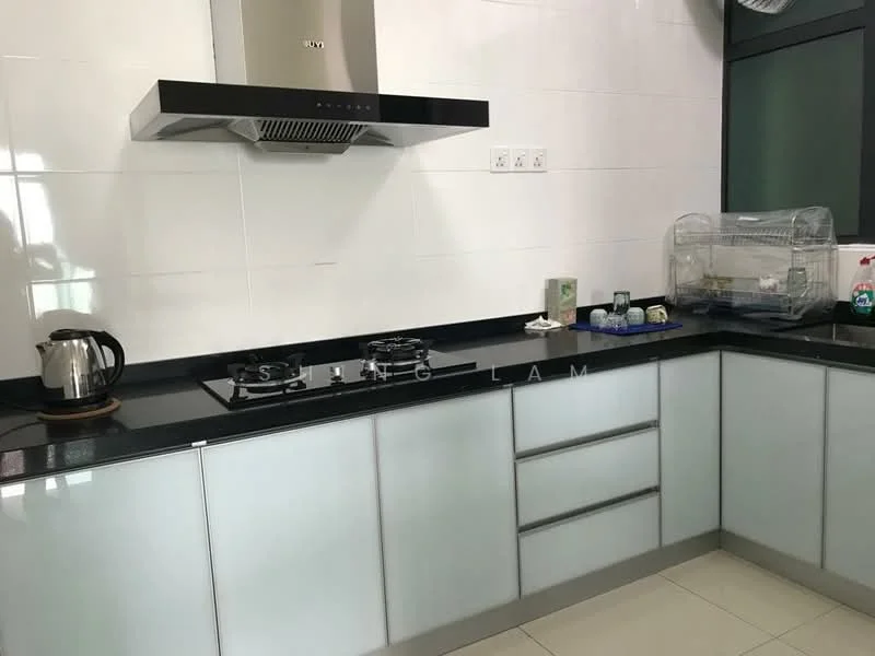 Kitchen features: black granite countertop, glass-front lower cabinets, stainless-steel range hood, 4-burner gas hob, kettle, plastic storage containers, dish soap, dish drying rack, white tiled walls, light-colored flooring; style: modern.