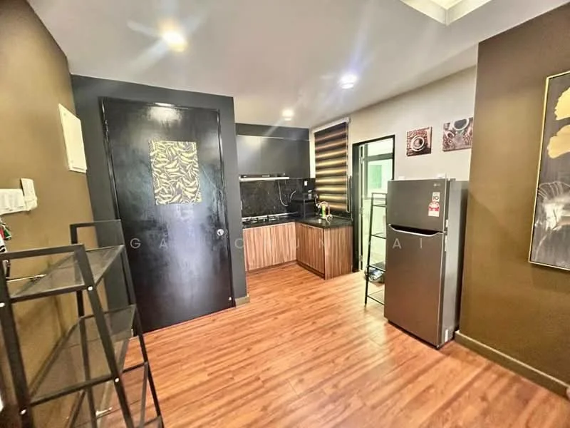 Kitchen features: black granite countertop, wood cabinetry, stainless-steel fridge, built-in oven, 4-burner gas hob, black backsplash, laminate flooring, recessed downlights, single-bowl stainless-steel sink, chrome pull-down faucet; style: modern.