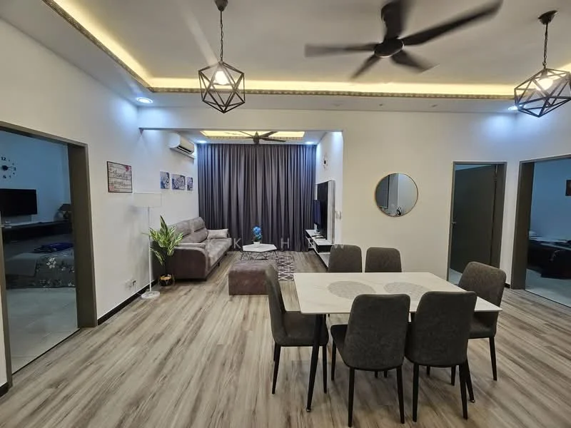 Living features: laminate flooring, white painted walls, recessed downlights, 5-blade ceiling fan, sofa in grey fabric, coffee table, wall-mounted TV, TV console, decorative mirror, area rug with geometric pattern, dining table for 6 with upholstered chairs, curtains, plant in ceramic pot; style: modern. Room features: white painted walls, laminate flooring, recessed downlights, 5-blade ceiling fan.