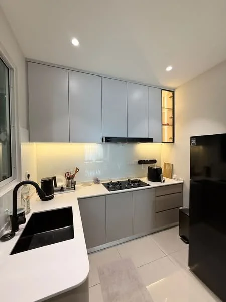 Kitchen features: white quartz countertop, grey flat-panel cabinets, black single-bowl stainless-steel sink, chrome pull-down faucet, built-in gas hob with 4 burners, black range hood, black refrigerator, white tiled backsplash, recessed LED downlights, window with sheer curtains, grey floor tiles, kitchen utensils on countertop, decorative items on shelves; style: modern.