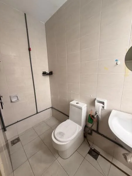 Bathroom features: white ceramic toilet, single-sink vanity with white cabinet, mirror, grey tile flooring, light beige wall tiles, shower drain, wall-mounted shelf, exposed plumbing, handheld shower, wall-mounted faucet; style: modern.