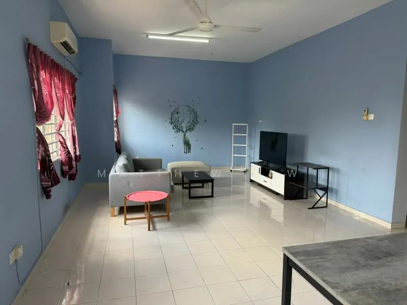 Living features: light blue painted walls, white tiled flooring, 5-blade ceiling fan, sofa in light grey fabric, small round coffee table in red, black TV console, wall-mounted TV, white shelving unit, curtains in dark red, air conditioning unit; style: modern.