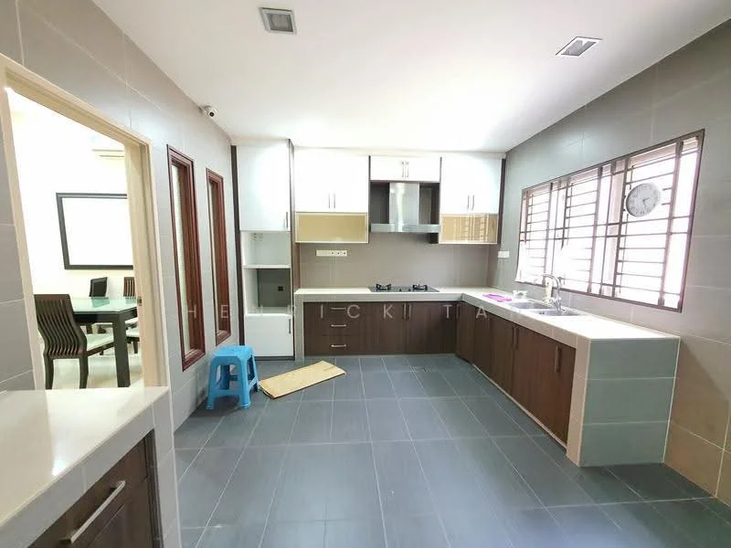 Kitchen features: white laminate upper cabinets, brown wood lower cabinets, stainless-steel sink, chrome pull-down faucet, granite countertop, built-in gas hob, built-in oven, tile backsplash, grey ceramic tile flooring, recessed downlights, window with horizontal slats, clock on wall, open shelving, kitchen island, wall-mounted cabinets; style: modern.